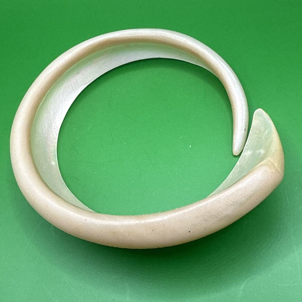 Vtg Iridescent Mother Of Pearl Carved Cuff Bracelet New Caledonia Bangle Shell - Picture 9 of 11